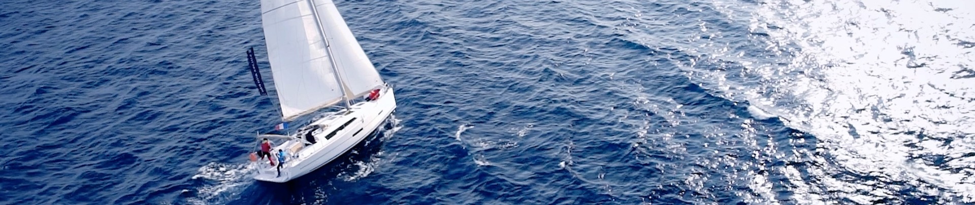 Een zeilboot op de zee